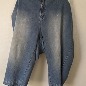 Catherines 28w light Denim capris